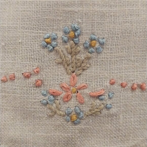 Vintage Embroidered Linen Crocheted-Edge Doily Boho Shabby Chic - Picture 2 of 10